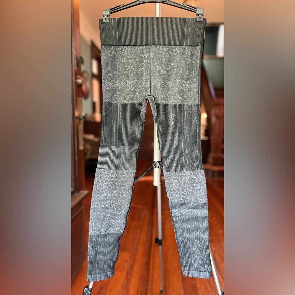 Zyia Black Staccato Seamless Hi-Rise Leggings 7/8 24” (Sz Med)